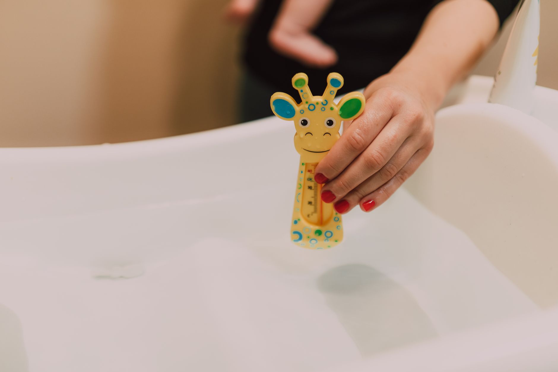 What to Know Before Trying Bleach Baths for Eczema - educational article image