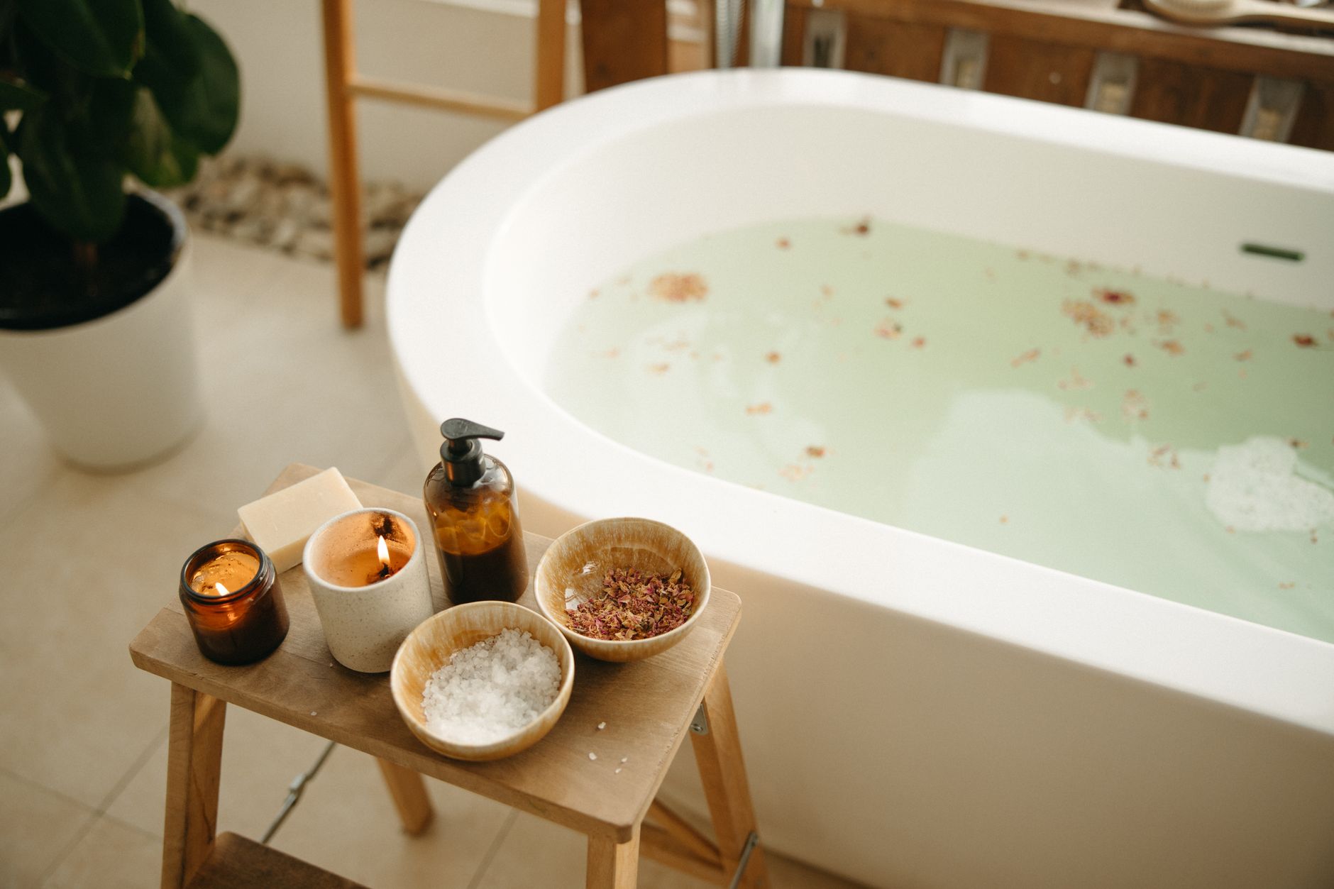 Should You Use Bath Oils for Eczema-Prone Skin? Expert Insights - educational article image
