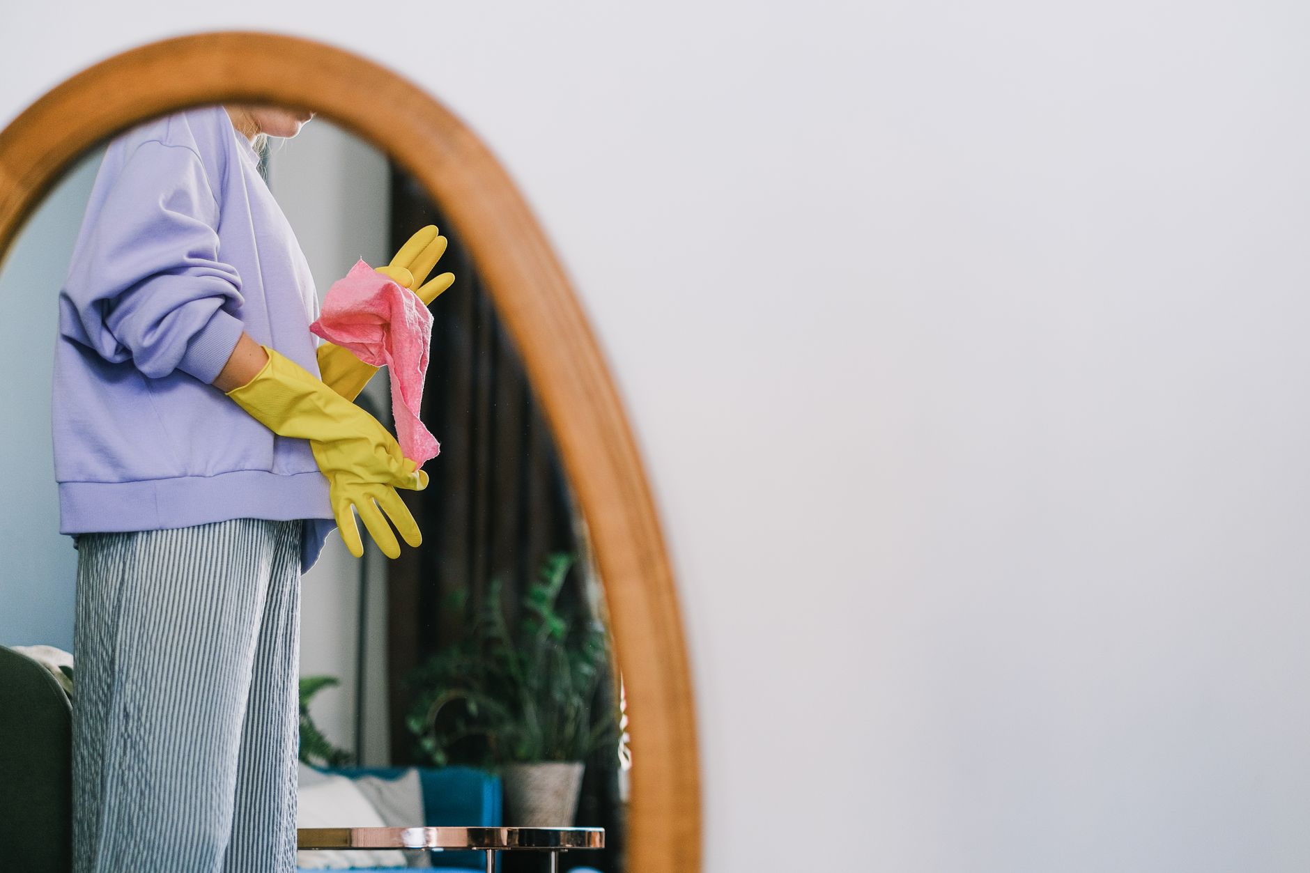 Gloves for Cleaning Eczema Hands: Practical Guide - educational article image